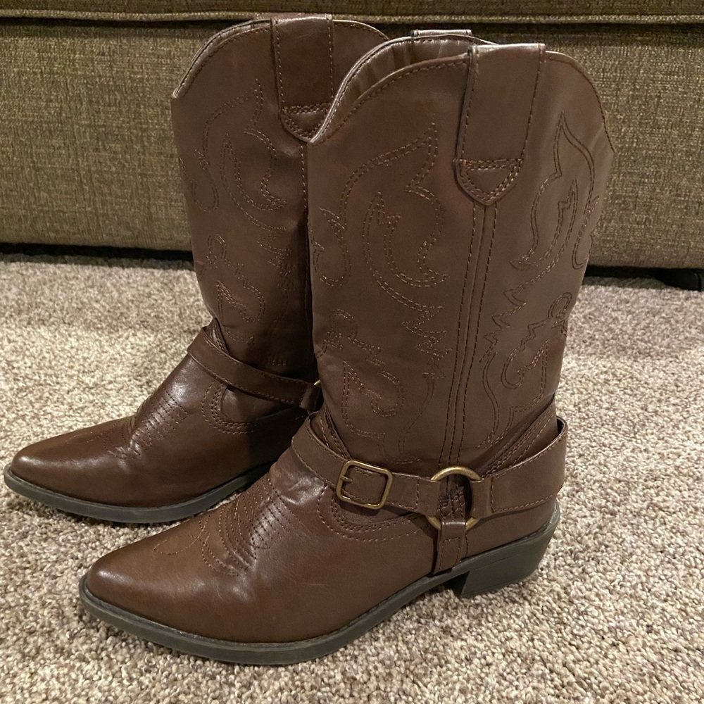 Woman’s cowgirl boots size 8